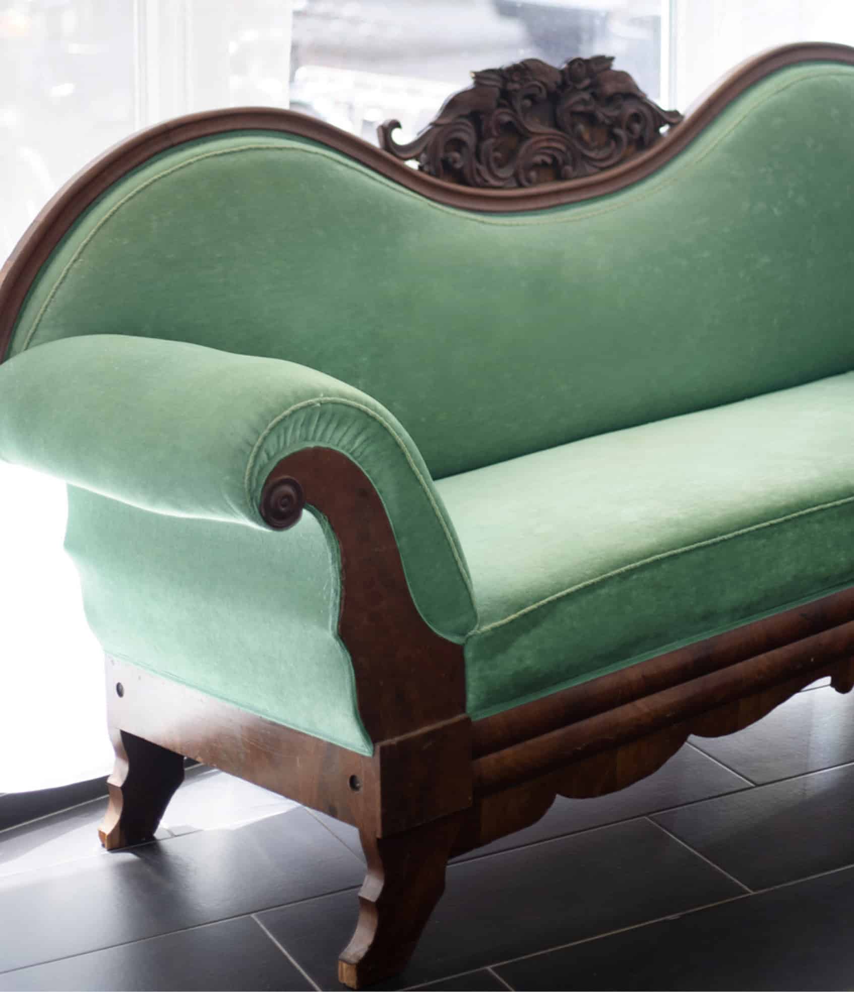 loriotsofa in grün vor dem Fenster